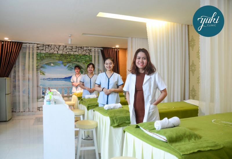 Đến với Yuki Clinic bạn sẽ được Chăm sóc da mụn chuyên sâu theo các nguyên tắc giữ sạch da, điều tiết nhờn, chống bít chân lông và nuôi dưỡng da khỏe đẹp.